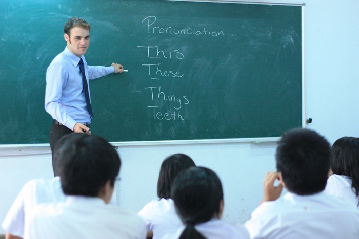 Hình ảnh thấy thầy giáo khen mình trước mặt cả lớp là điềm báo về sự an yên, tốt lành