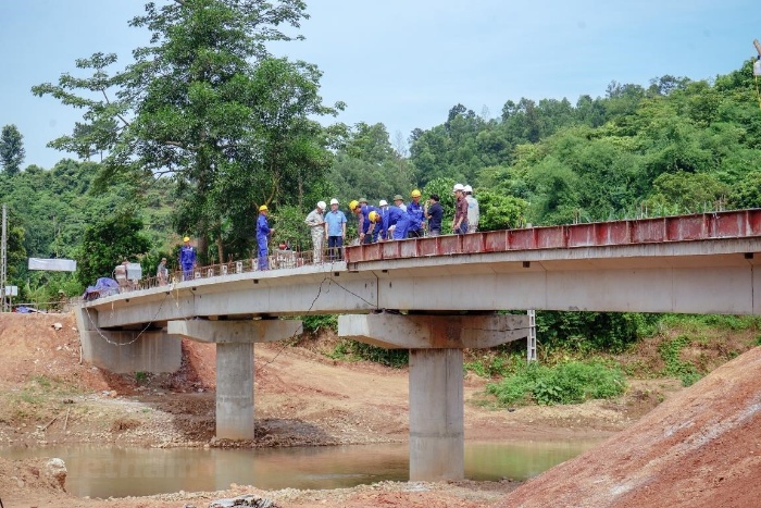 Nằm mơ thấy xây dựng cầu vượt qua sông