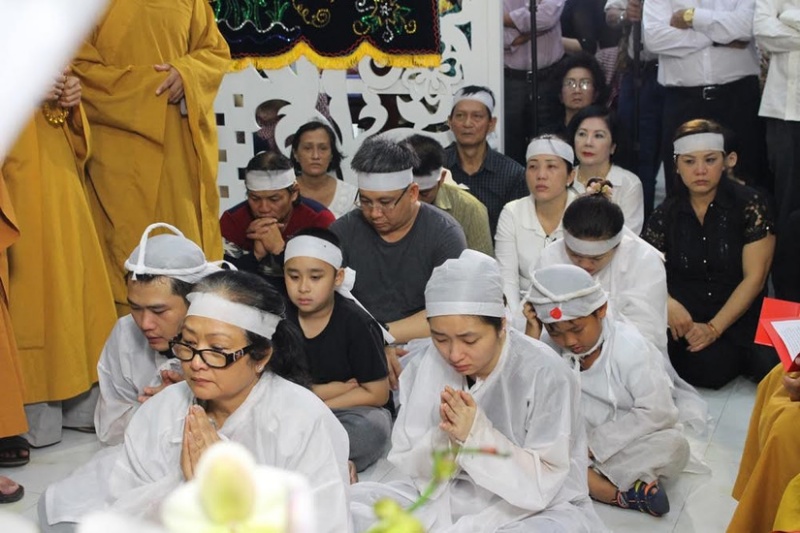 Ngủ mơ thấy trời đổ mưa hôm đám ma nhà hàng xóm