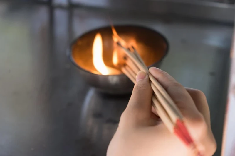 Thường xuyên cúng bái và thắp nhang cho tổ tiên