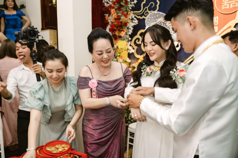 Nằm mơ mẹ chồng trao nhiều vàng trong đám cưới thể hiện cuộc sống giàu sang