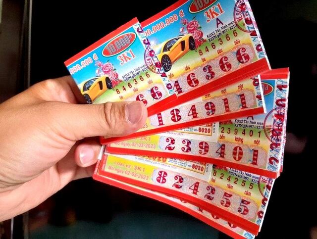 Đến đại lý bán vé số gần nơi mình sống nhận thưởng khi may mắn trúng độc đắc