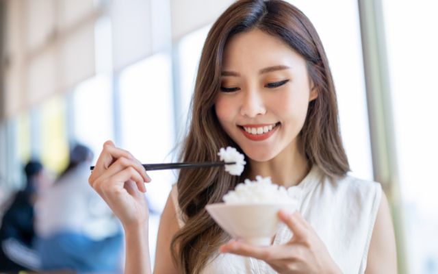 Tất tần tật về giấc mộng thấy ăn cơm có ý nghĩa gì?